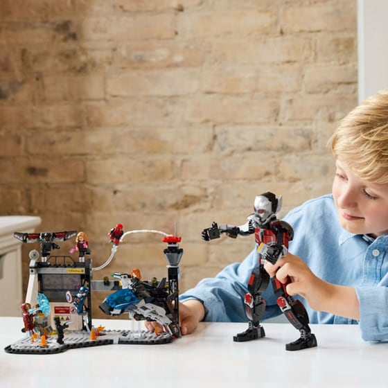LEGO® Marvel Captain America: Civil War Action Battle (76314) image 9