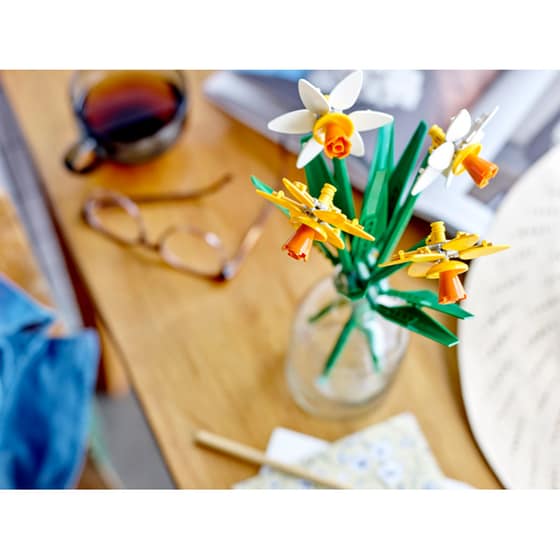 LEGO® Icons Daffodils (40747) image 4