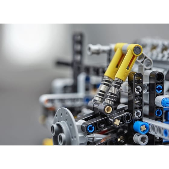 LEGO® Technic Bugatti Chiron (42083) image 2