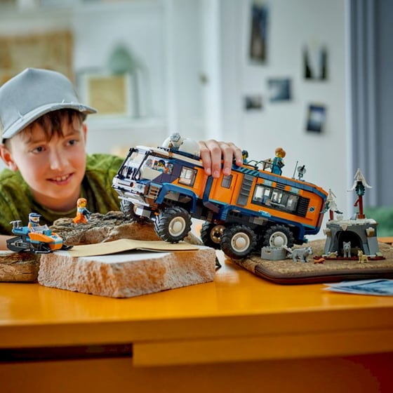 LEGO® City Arctic Explorer Science Lab Truck (60471) image 4