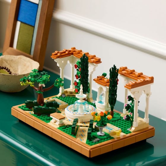 LEGO® Icons Fountain Garden (10359) image 11