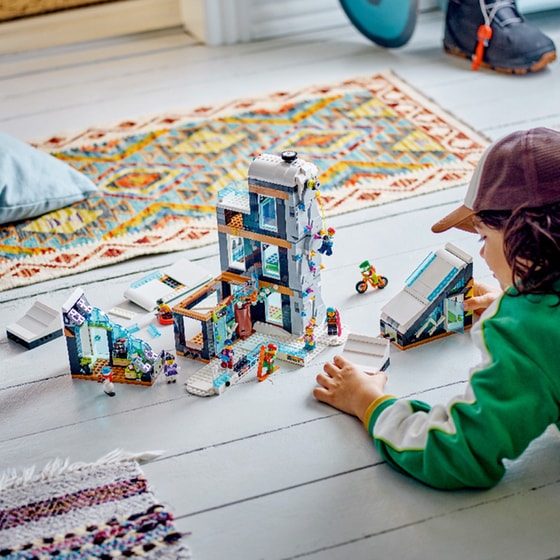 LEGO® City Ski and Climbing Center (60366) image 6