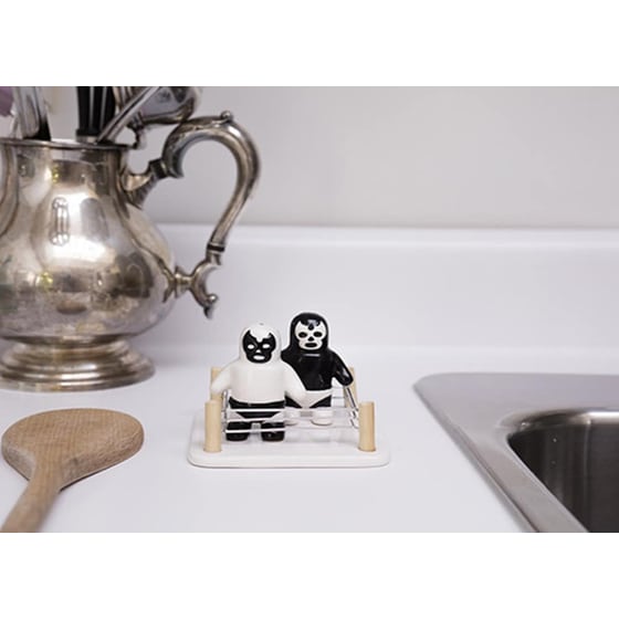 Αλατοπίπερο Kikkerland Luchador Salt VS Pepper Shakers image 2