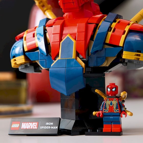 LEGO® Marvel Iron Spider-Man Bust (76326) image 7