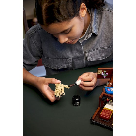 LEGO® Wednesday Thing's Apartment (76785) image 5