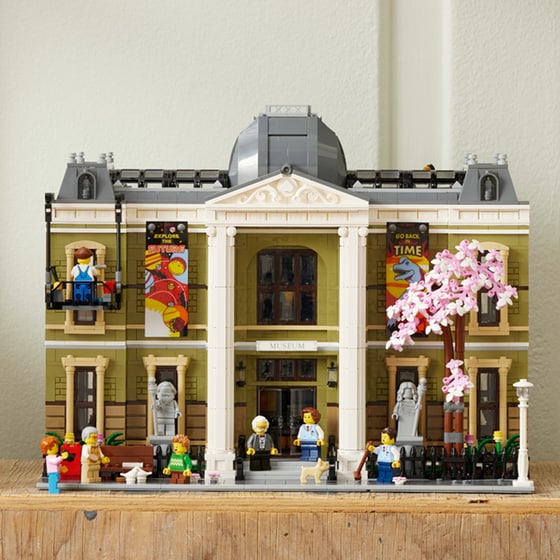 LEGO® Icons Natural History Museum (10326) image 2