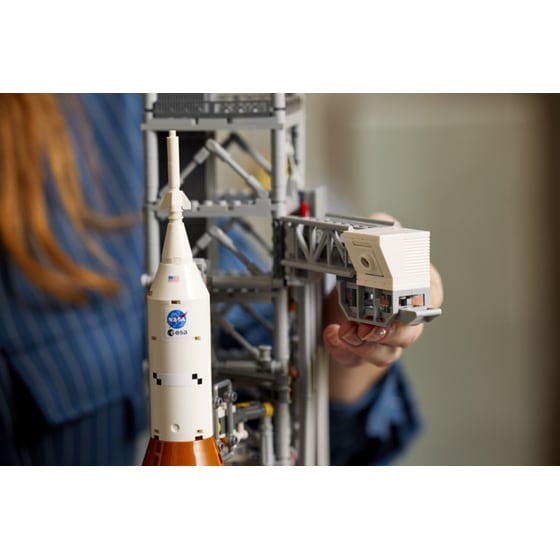 LEGO® Icons NASA Artemis Space Launch System (10341) image 2