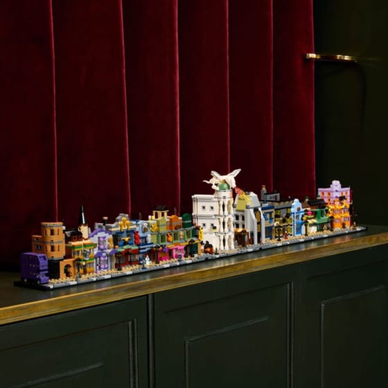 LEGO® Harry Potter Diagon Alley™ Wizarding Shops (76444) image 8