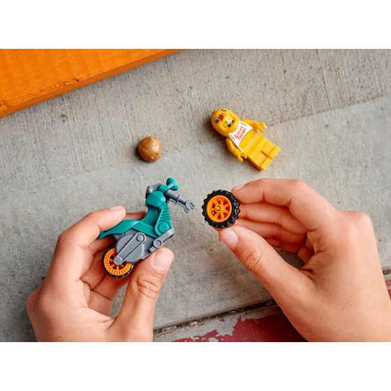 LEGO® City Chicken Stunt Bike (60310) image 3