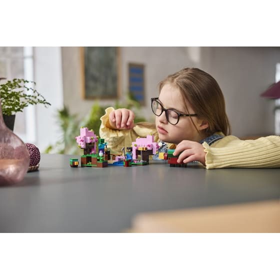 LEGO® Minecraft The Cherry Blossom Garden (21260) image 3