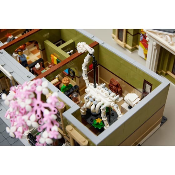 LEGO® Icons Natural History Museum (10326) image 10