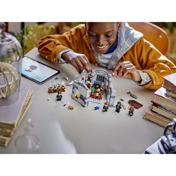 LEGO® Harry Potter Hogwarts™ Castle: Potions Class (76431) image 6