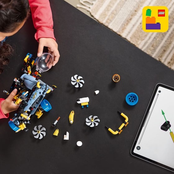 LEGO® Technic Deep-Sea Research Submarine (42201) image 11