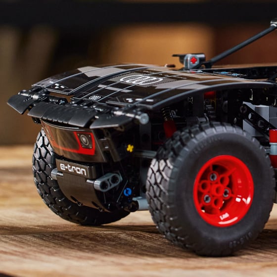 LEGO® Technic Audi RS Q e-tron (42160) image 3