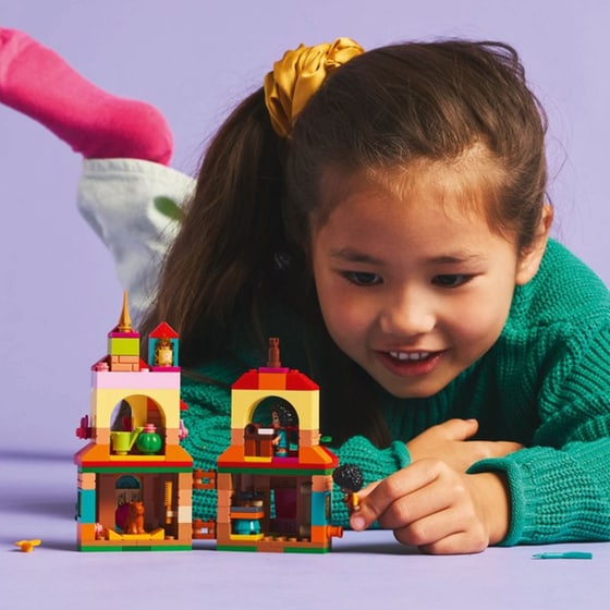 LEGO® Disney Encanto Mini House (43261) image 5