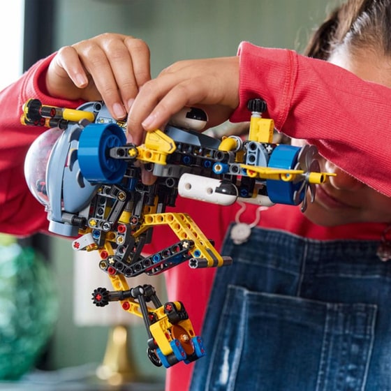 LEGO® Technic Deep-Sea Research Submarine (42201) image 9