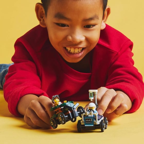 LEGO® City Airplane vs. Hospital Bed Race Car Pack (60459) image 10