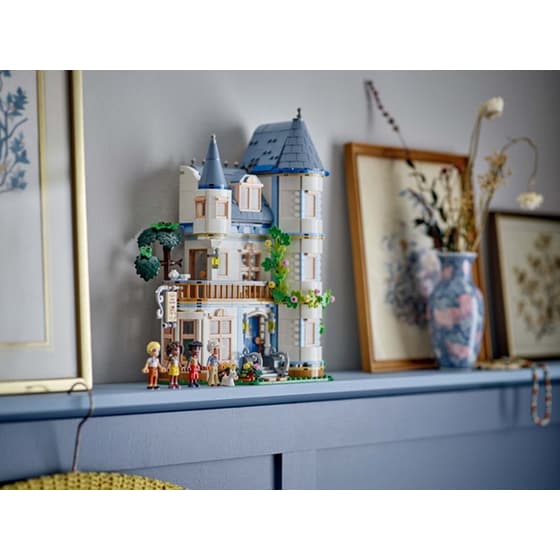 LEGO® Friends Castle Bed and Breakfast (42638) image 3