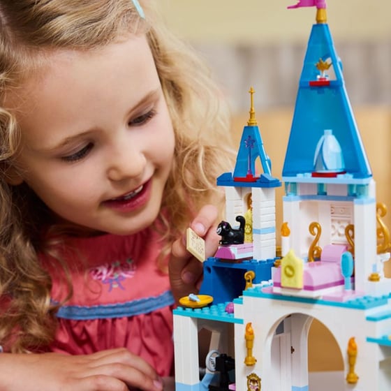 LEGO® Disney Cinderella's Castle & Horse Carriage (43275) image 4