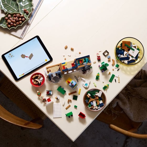 LEGO® Icons Santa's Post Office (10339) image 9