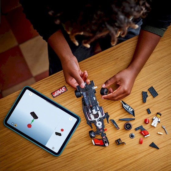 LEGO® Speed Champions MoneyGram Haas F1® Team VF-24 (77250) image 8
