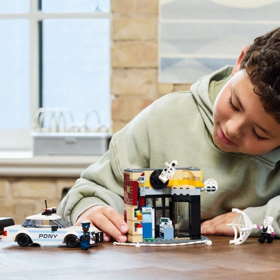LEGO® Marvel Spider-Verse: Miles Morales vs. The Spot (76311) image 6