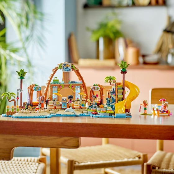 LEGO® Friends Family Vacation Beach Resort (42673) image 8