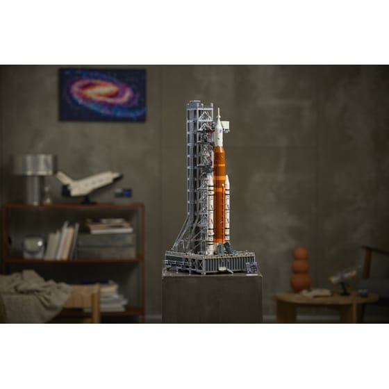 LEGO® Icons NASA Artemis Space Launch System (10341) image 12