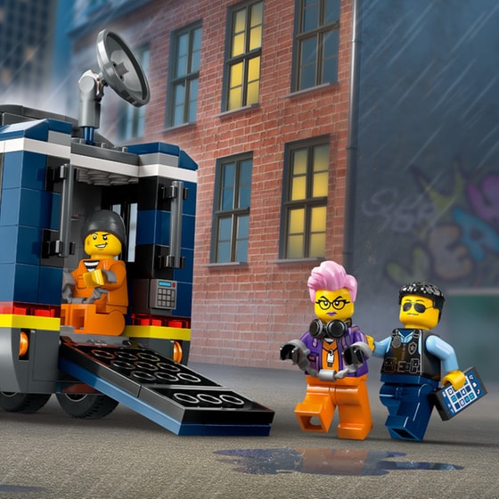 LEGO® City Police Mobile Crime Lab Truck (60418) image 9