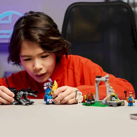 LEGO® Fortnite® Peely & Sparkplug's Camp (77075) image 7