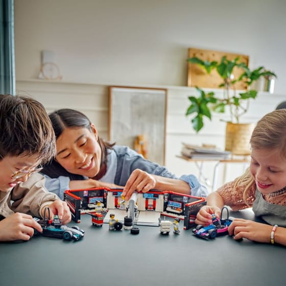 LEGO® City F1® Garage & Mercedes-AMG & Alpine Cars (60444) image 10