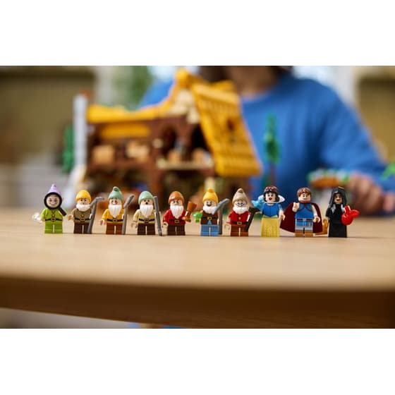 LEGO® Disney Snow White and the Seven Dwarfs' Cottage (43242) image 16