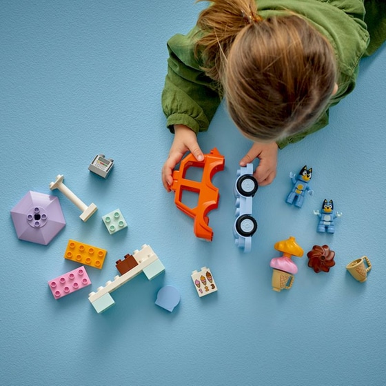 LEGO® DUPLO® Bluey Βόλτα για Παγωτό με τη Μπλούι (10458) image 2
