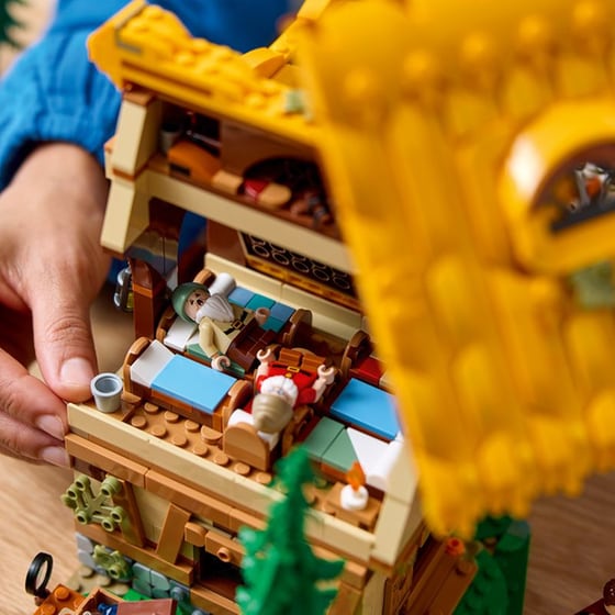 LEGO® Disney Snow White and the Seven Dwarfs' Cottage (43242) image 4