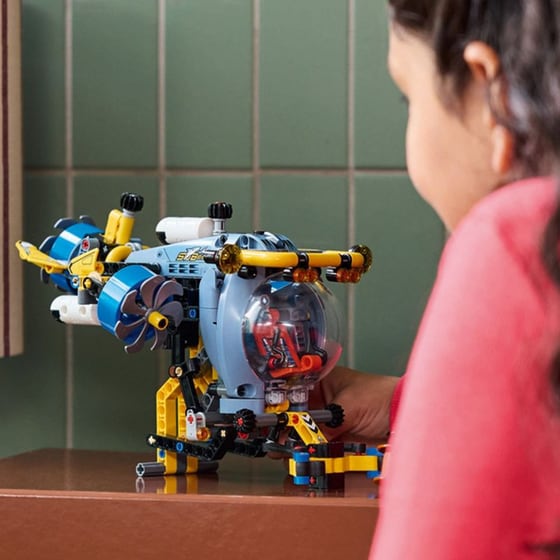 LEGO® Technic Deep-Sea Research Submarine (42201) image 12