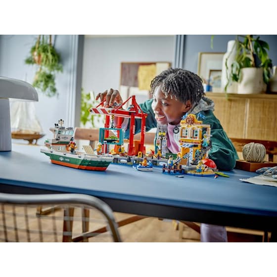 LEGO® City Seaside Harbor with Cargo Ship (60422) image 3