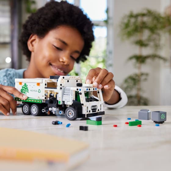 LEGO® Technic Mack® LR Electric Garbage Truck (42167) image 7