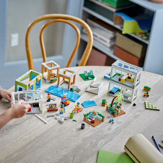 LEGO® City Apartment Building (60365) image 4