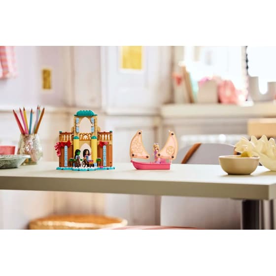 LEGO® Wicked Glinda, Elphaba & Nessarose at Shiz University (75681) image 2