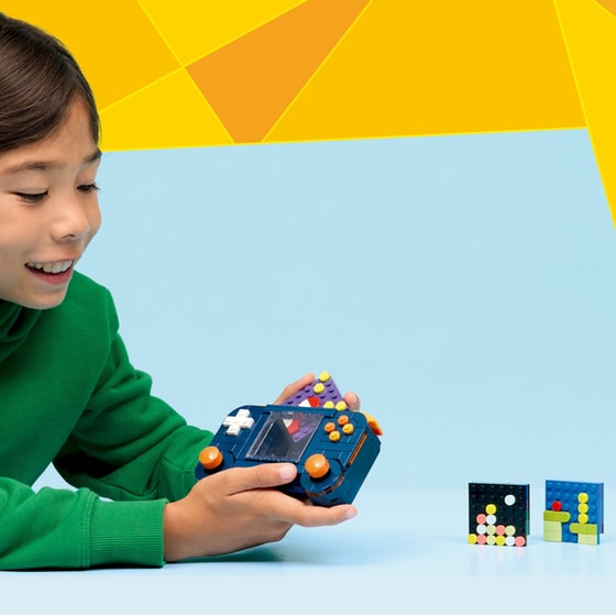 LEGO® Creator 3 σε 1 Ρετρό Κονσόλα Βιντεοπαιχνιδιών (31380) image 4