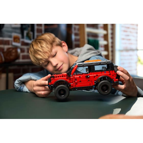LEGO® Technic™ Ford Bronco® SUV (42213) image 5