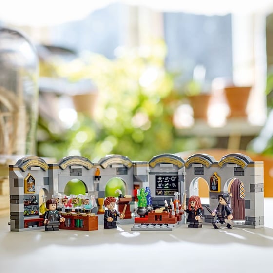 LEGO® Harry Potter Hogwarts™ Castle: Potions Class (76431) image 2