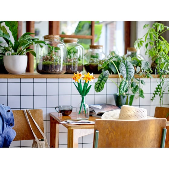 LEGO® Icons Daffodils (40747) image 7