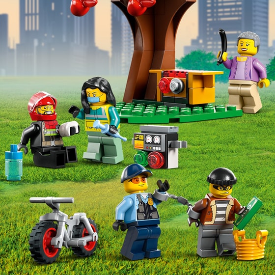 LEGO® City Police Emergency Vehicles HQ (60371) image 8