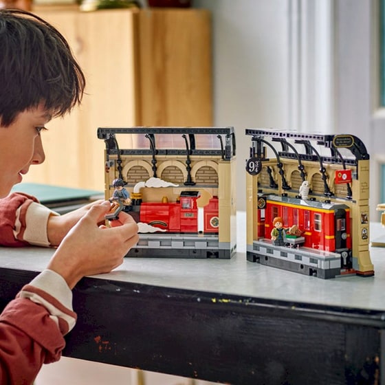 LEGO® Harry Potter Book Nook: Hogwarts™ Express (76450) image 4