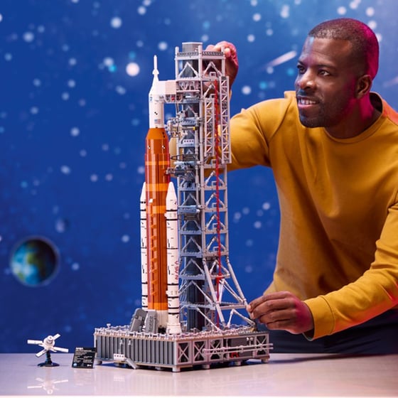 LEGO® Icons NASA Artemis Space Launch System (10341) image 9
