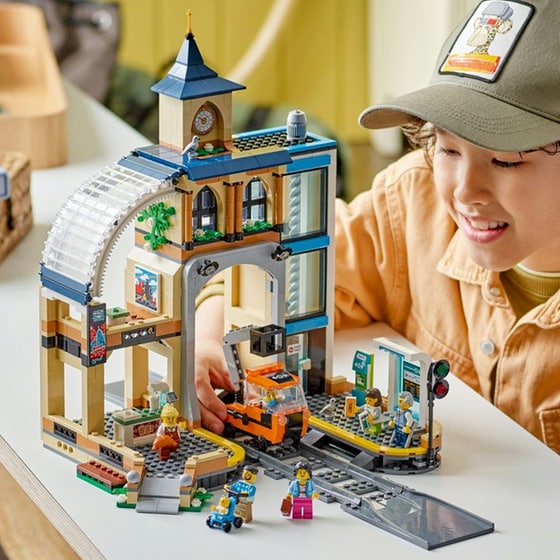 LEGO® City Central Train Station (60469) image 4
