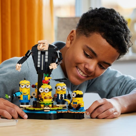 LEGO® Despicable Me Brick-Built Gru and Minions (75582) image 9