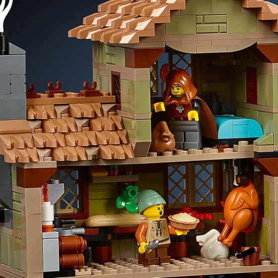 LEGO® Icons Medieval Town Square (10332) image 18