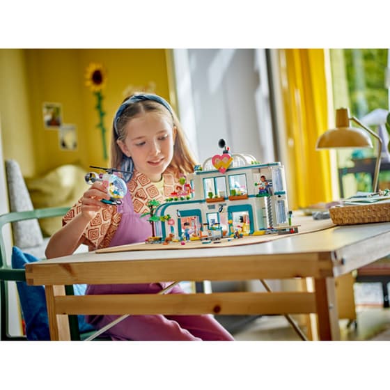 LEGO® Friends Heartlake City Hospital (42621) image 3